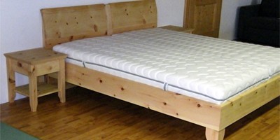 Beitragsbild handgefertigtes Zirbenholzdoppeltbett