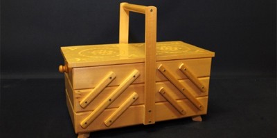 Beitragsbild Nähkästchen mit handgeschnitzten Deckeln