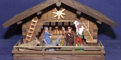Beitragsbild Weihnachtskrippe mit Schindeldach und Figuren