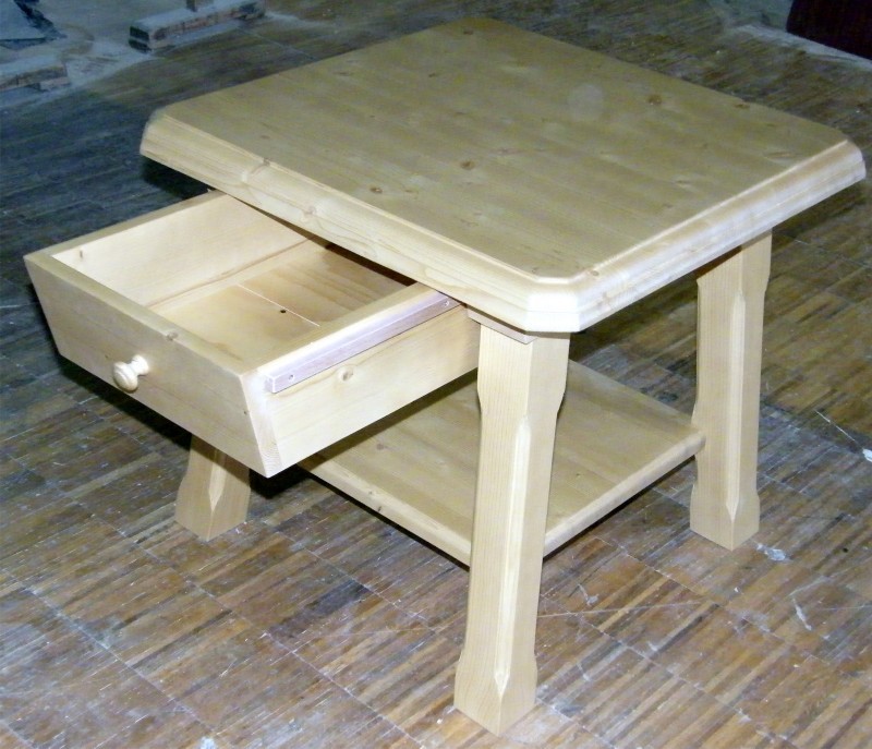 Rustikaler Tisch mit Schublade und Ablagefach