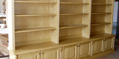 Anrichte mit aufgesetztem Bücherregal Beitragsbild